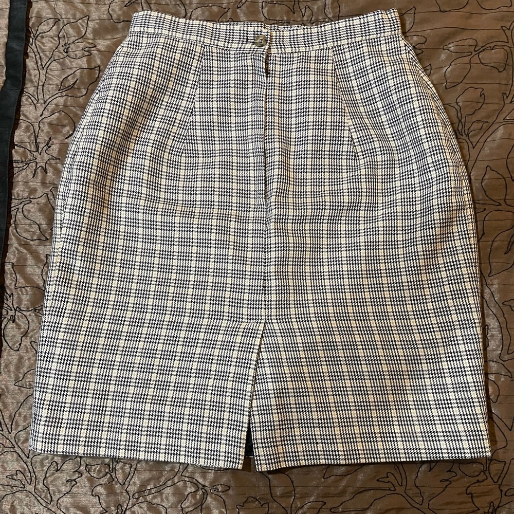 Above knee skirt in cream and black - Picture 2 of 4